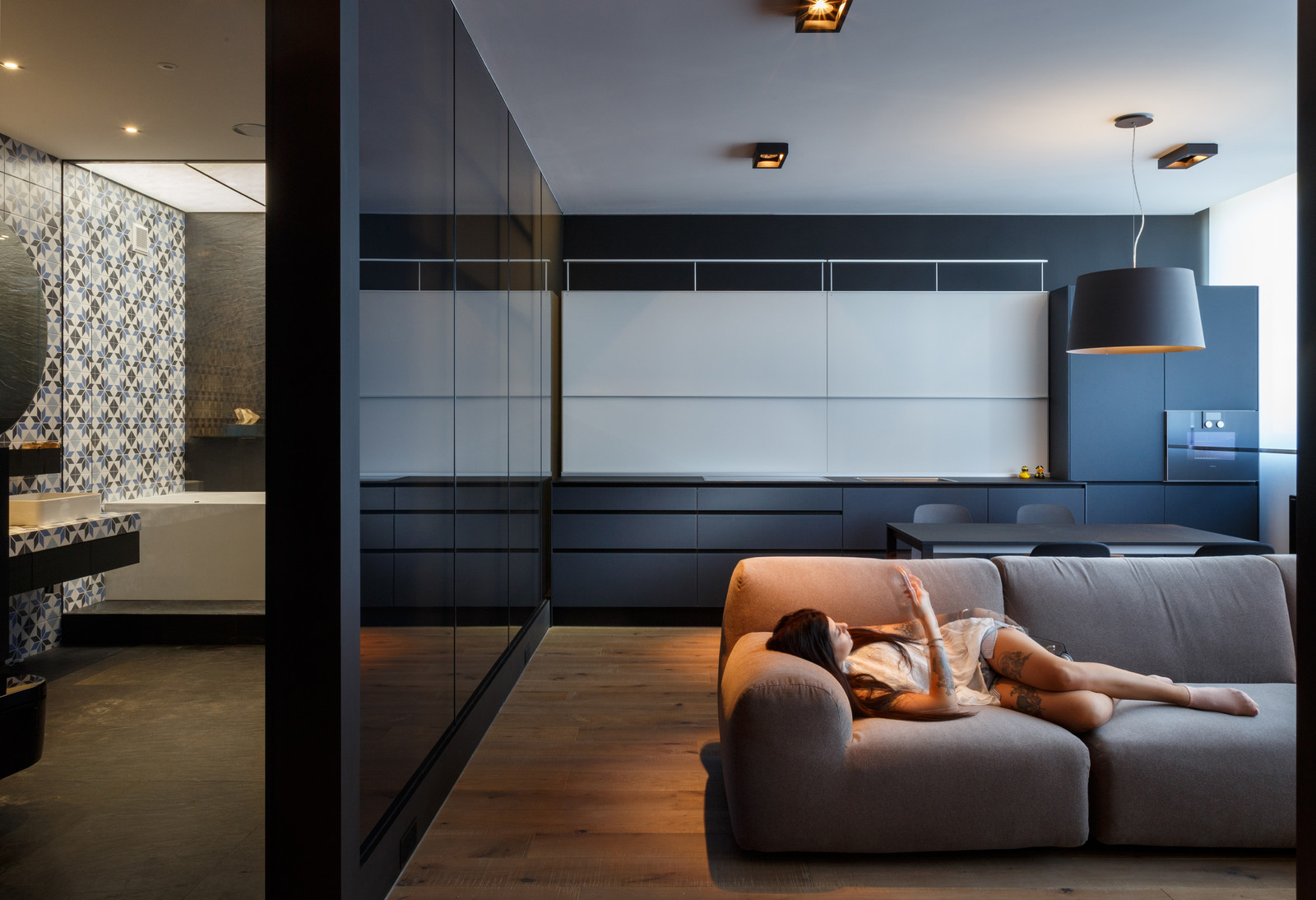 Все меняется: Гостиная в стиле хай-тек — 10 лет назад и сейчас