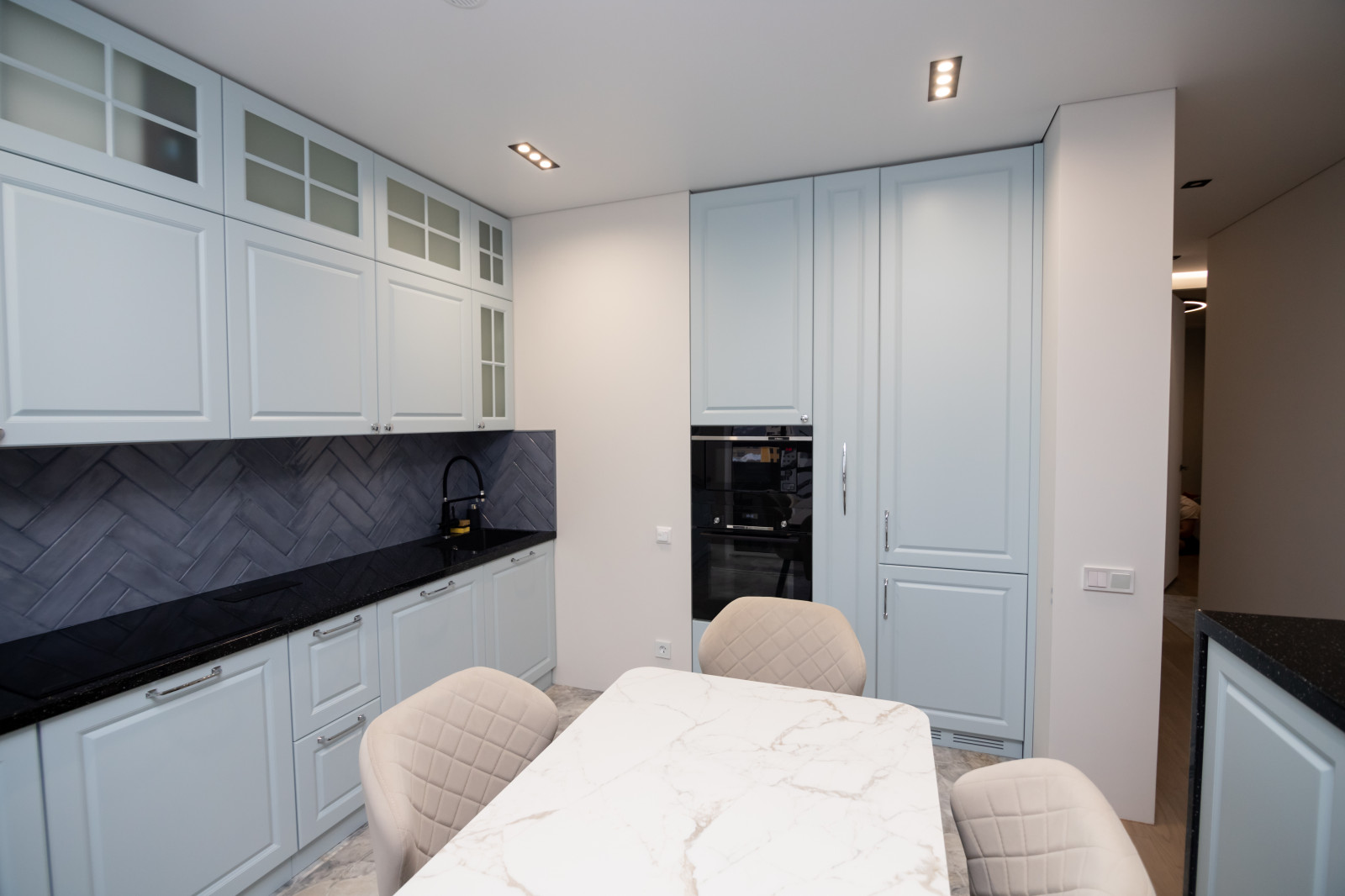 Кухня в серо-голубом цвете с барной стойкой