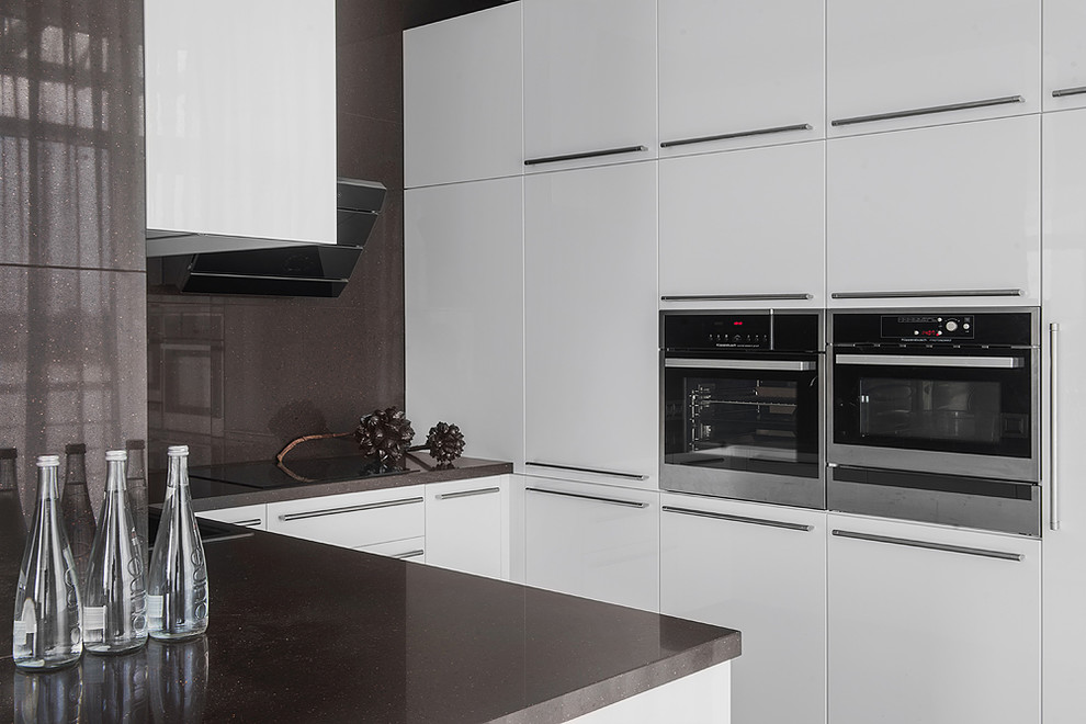 Современная квартира в Санкт-Петербурге с видом на озеро.