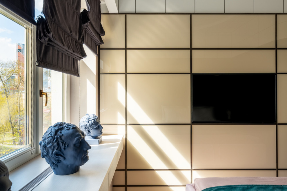 Спальня с портретом музы