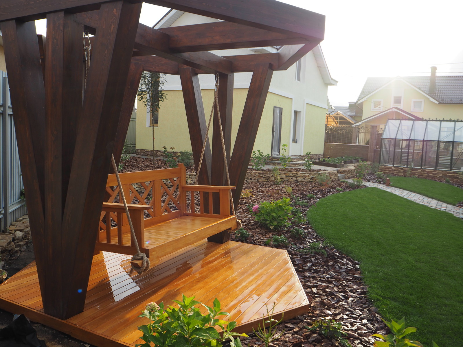 Натуральное дерево в саду