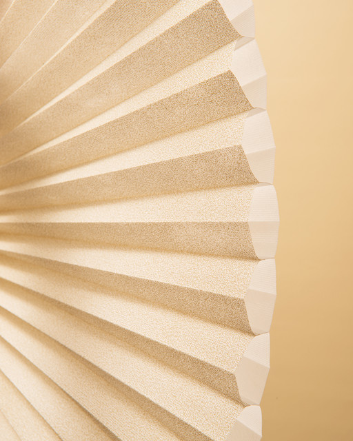 Небо в оконце: Выбираем шторы на мансардное окно со скосом