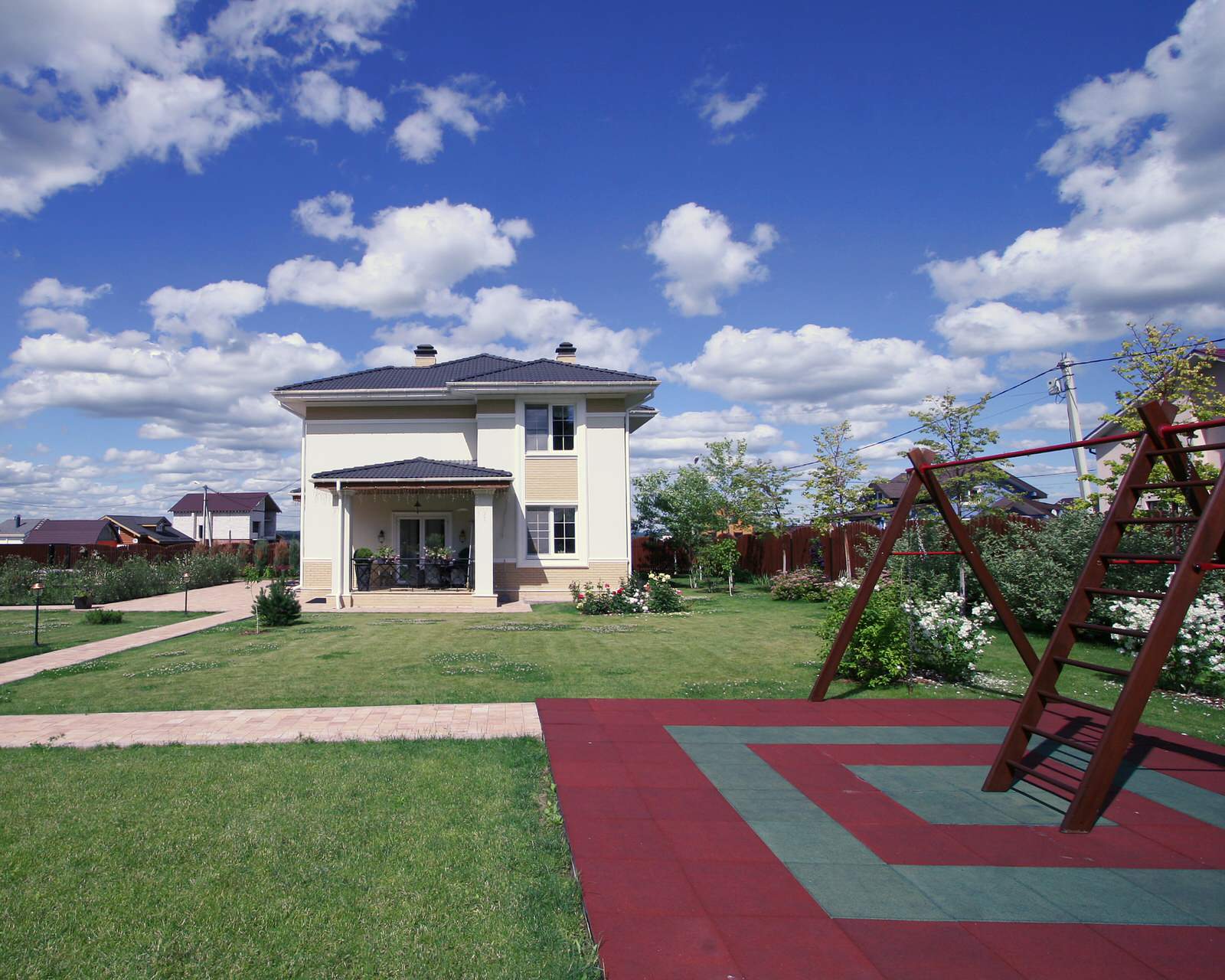 Архитектурный ансамбль из трех домов