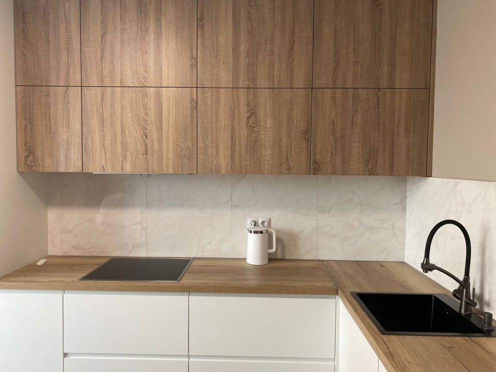 Светлая большая угловая кухня в белом и желтом цвете