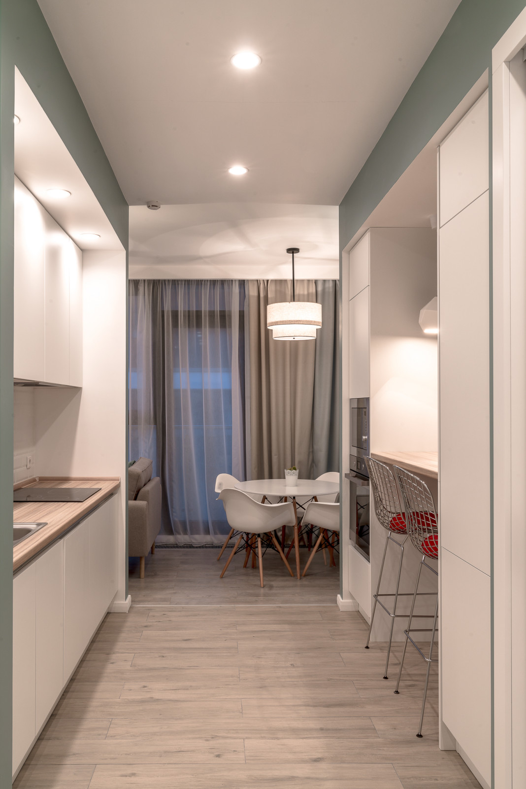 Вид от входной двери на проходную кухню