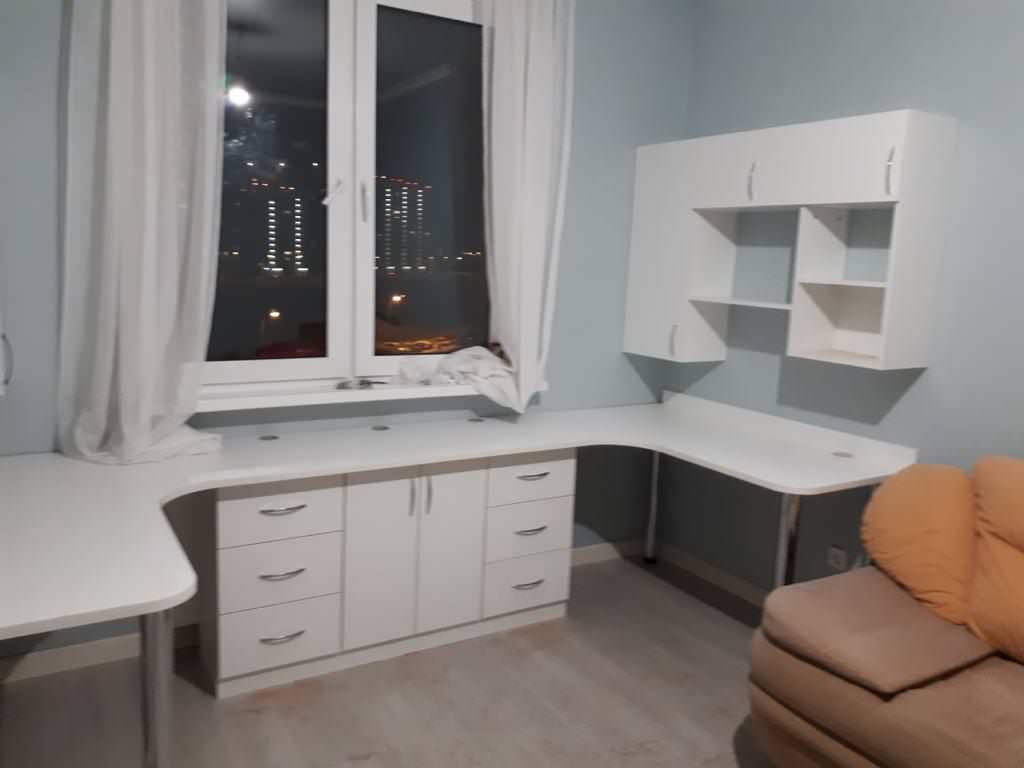 Стол встроенный под окном