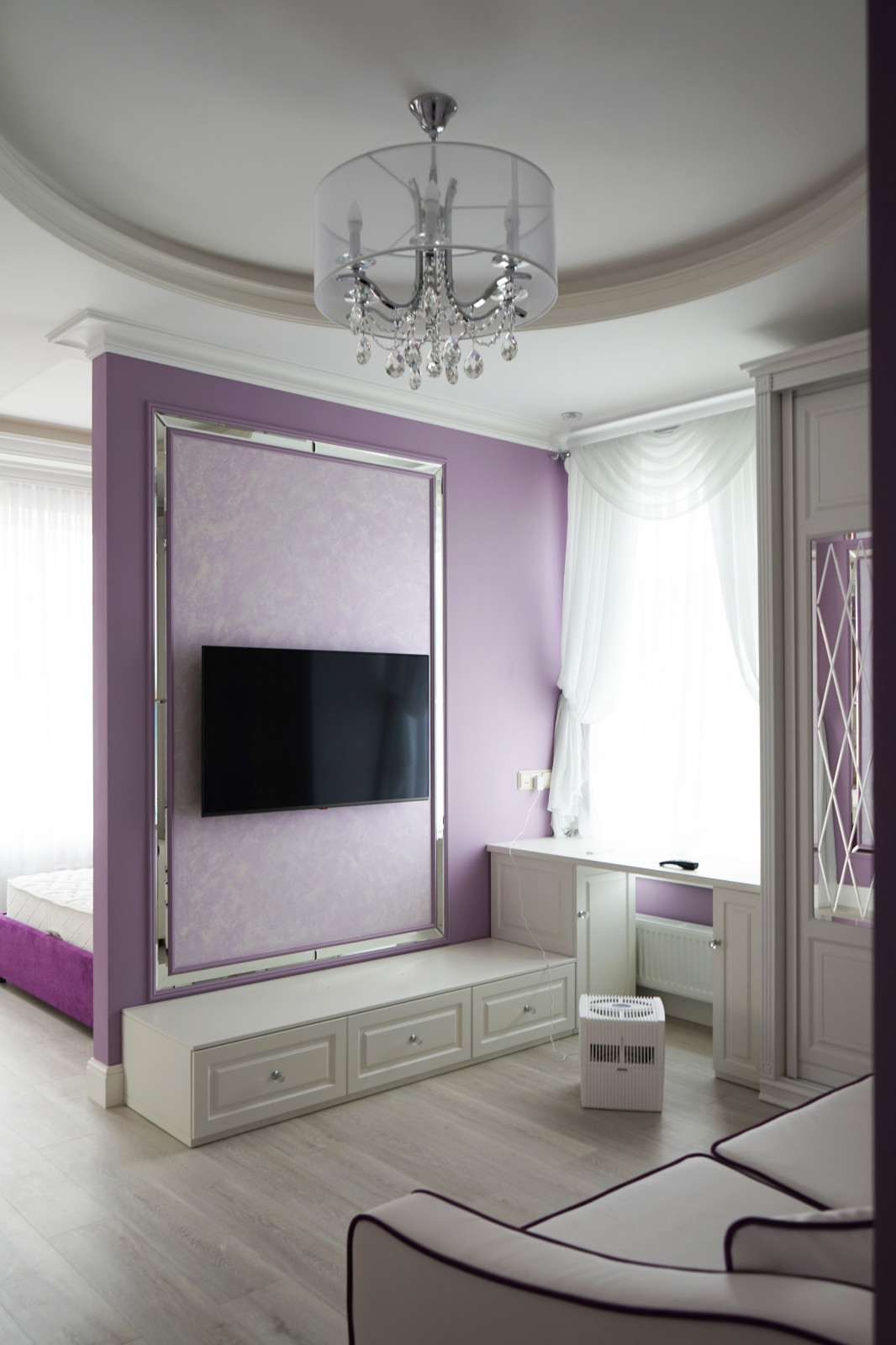 Фото готового интерьера. Второй этаж загородного дома, пространство спален в дом