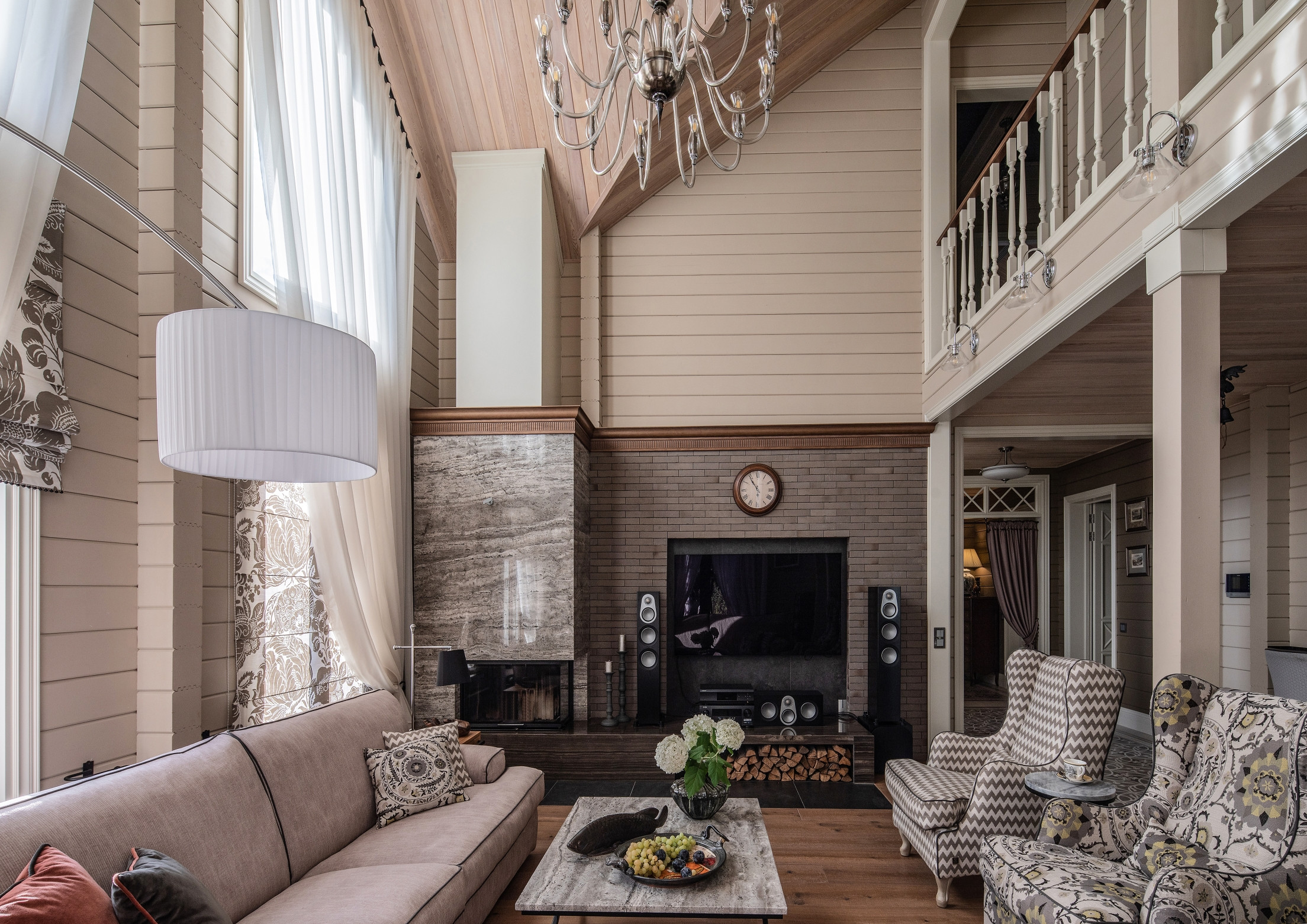 Houzz тур: Загородный дом с березовой рощей и камином