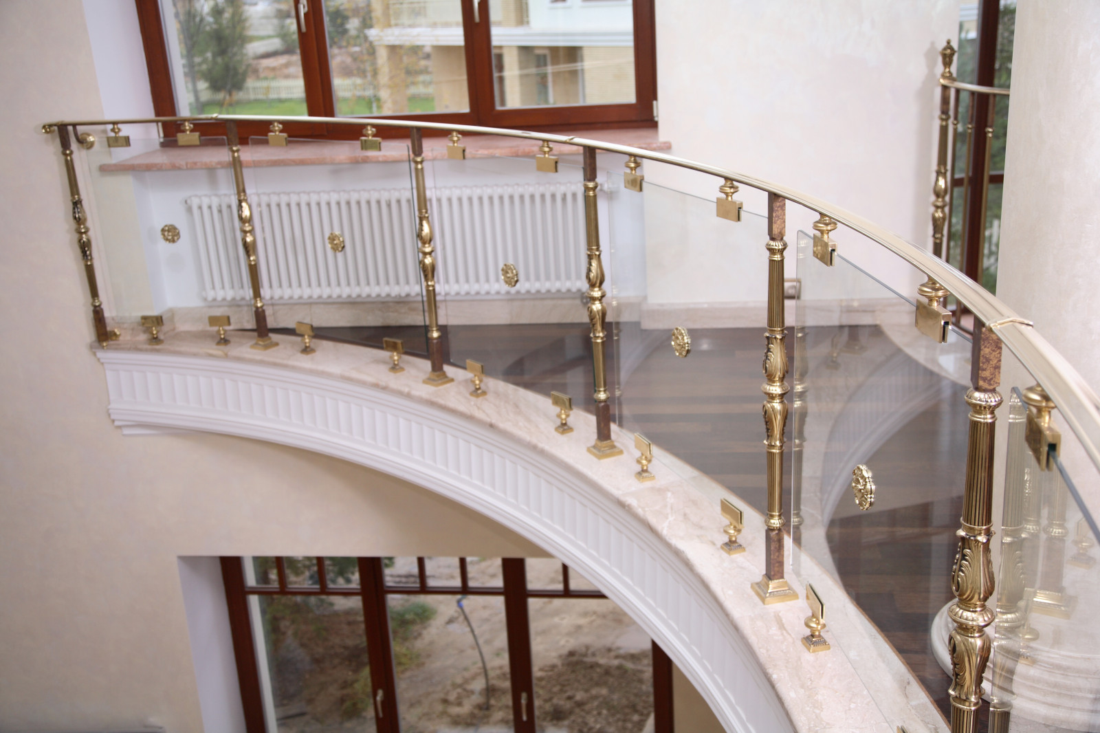 Лестница, латунное ограждение со стеклом, фабрика Grande forge, коллекция Royal
