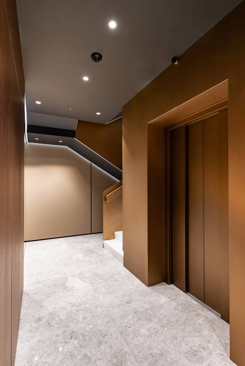 Обрамление металлом лифтового холла