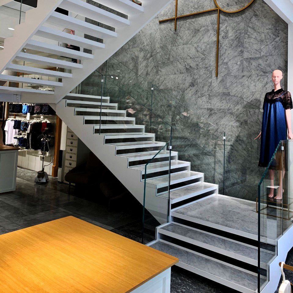 Лестница из стекла и металла