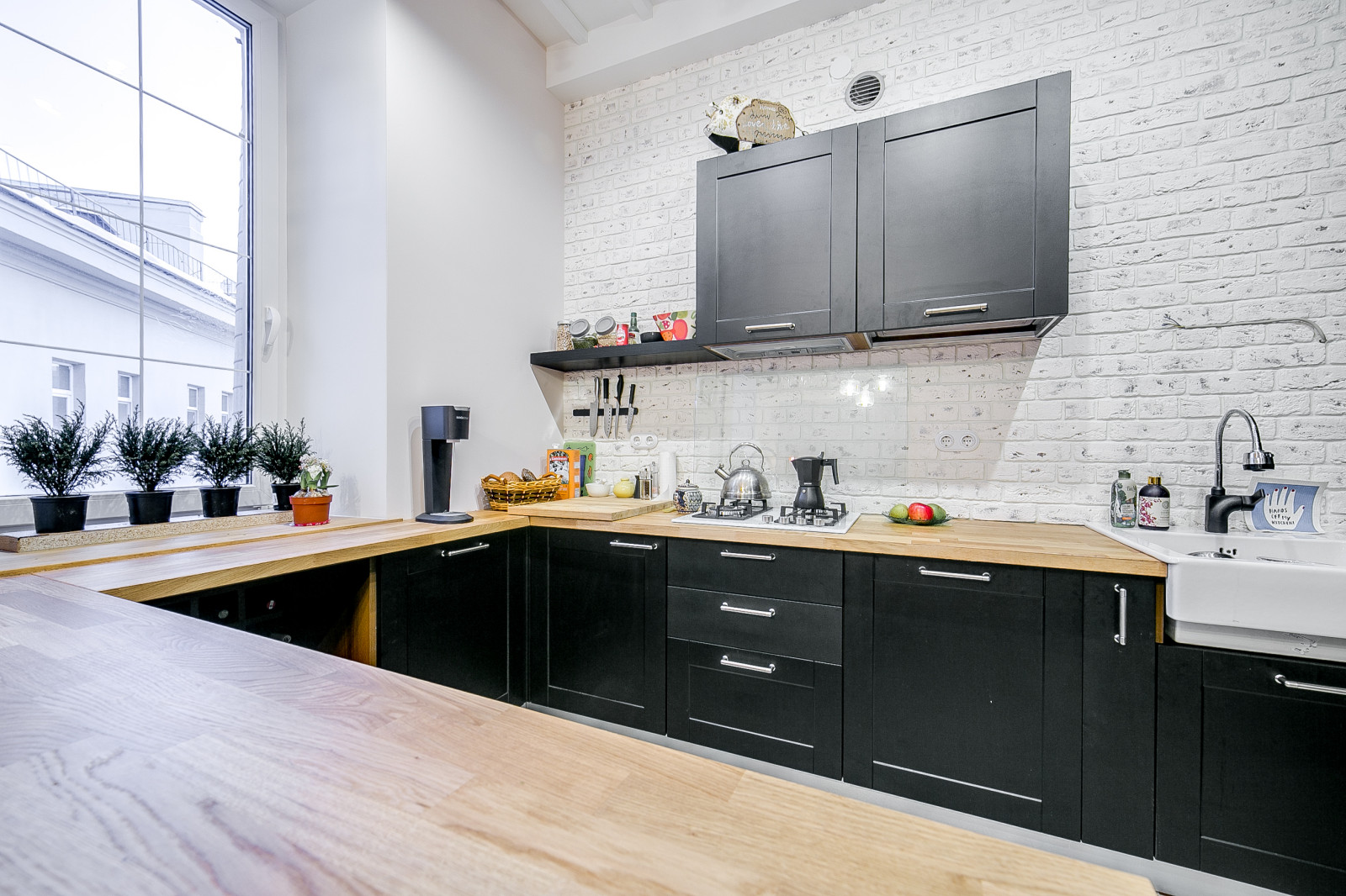 Просторная кухня в стиле лофт