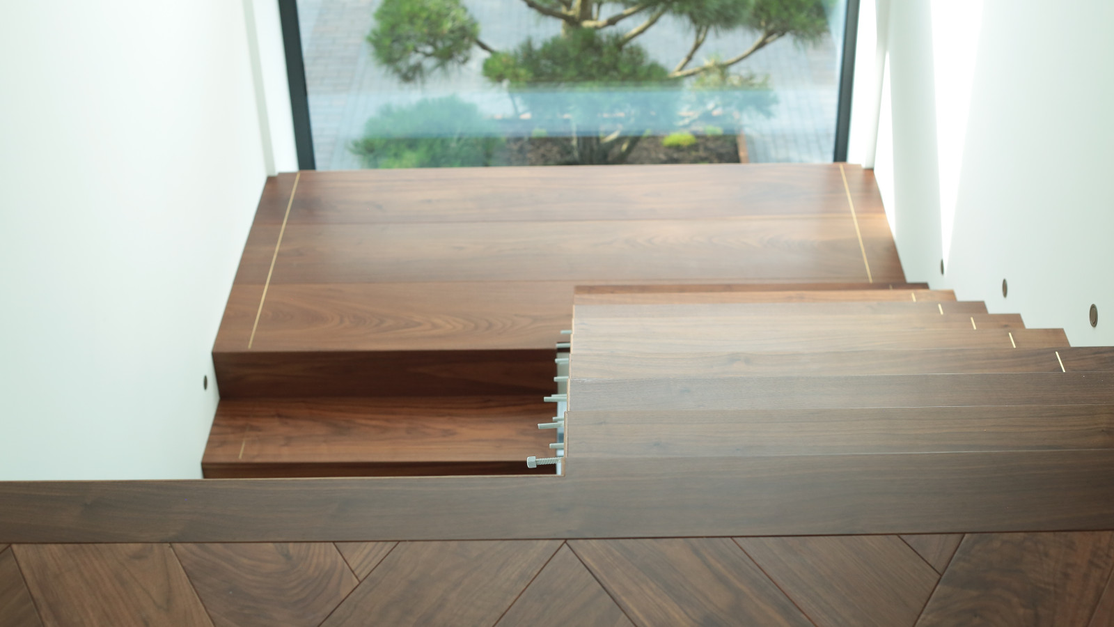 Лестница из американского ореха