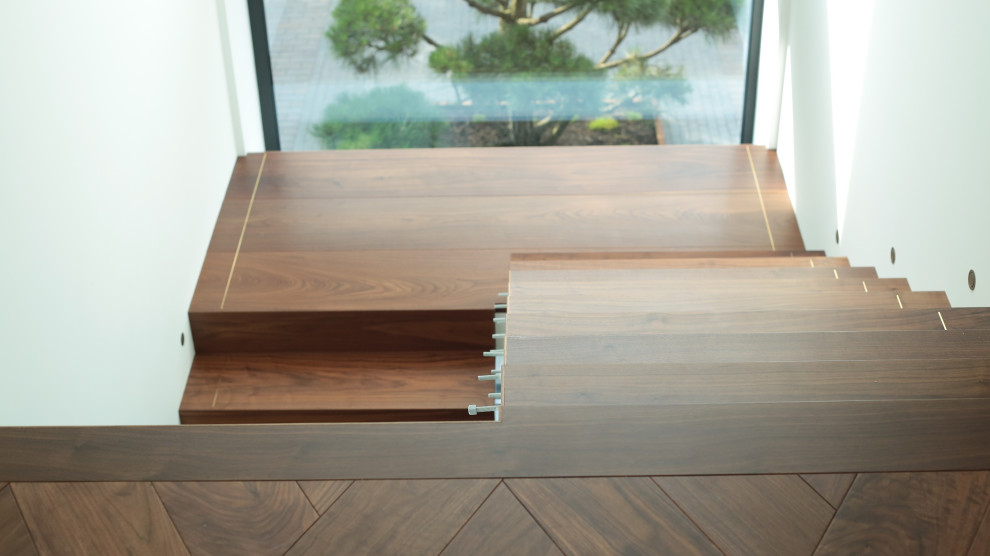 Лестница из американского ореха