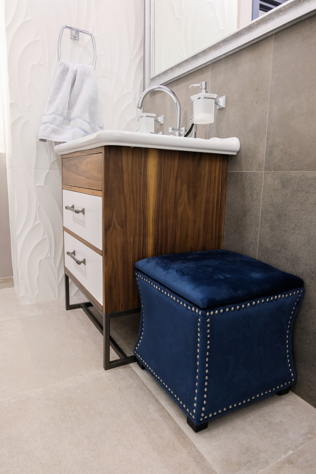 Тумба в ванную из ореха