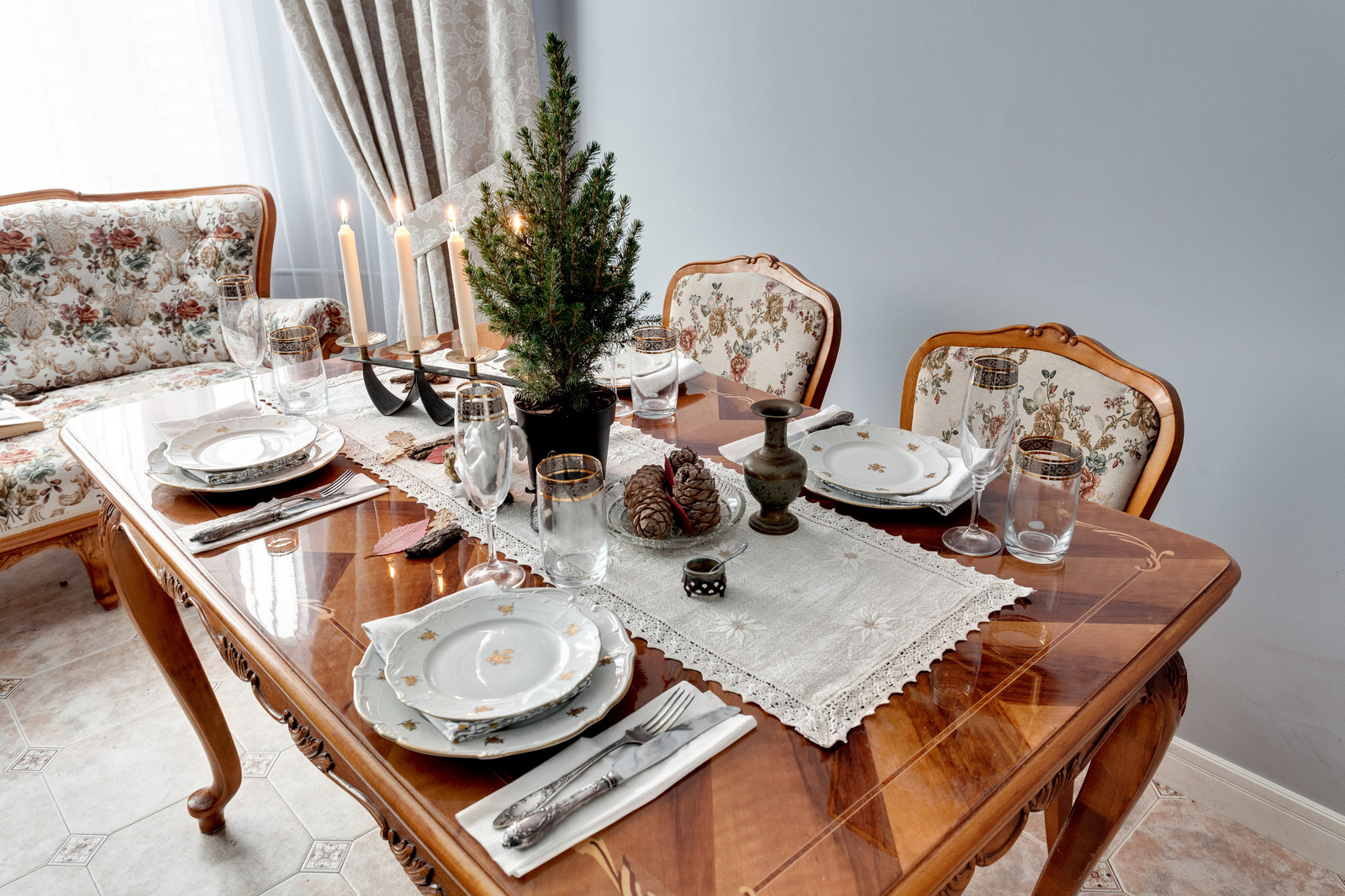 Кухня с лавандовыми стенами