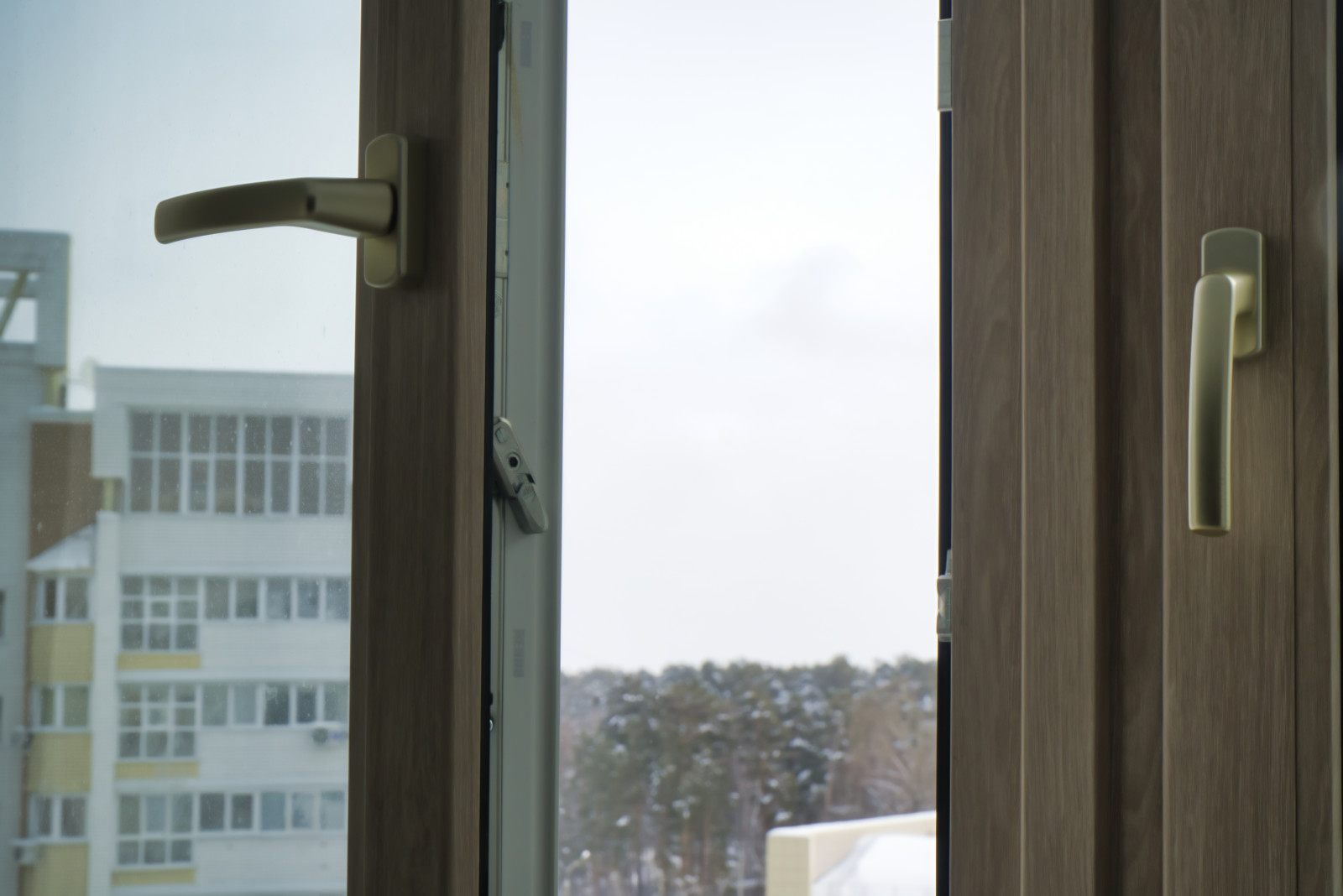 Окна с текстурой под дерево