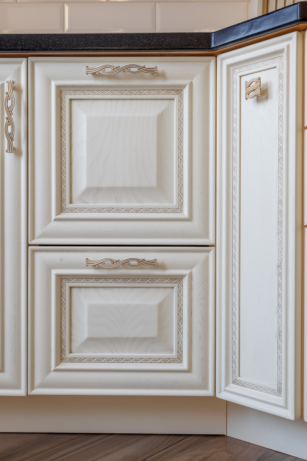 Кухня с порталом в частный дом г. Краснодар и массива ясеня