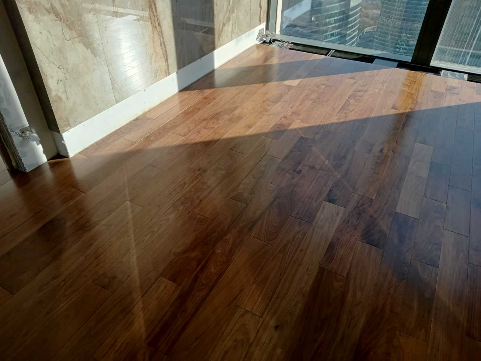 Укладка доски американский орех, покрытие лак.