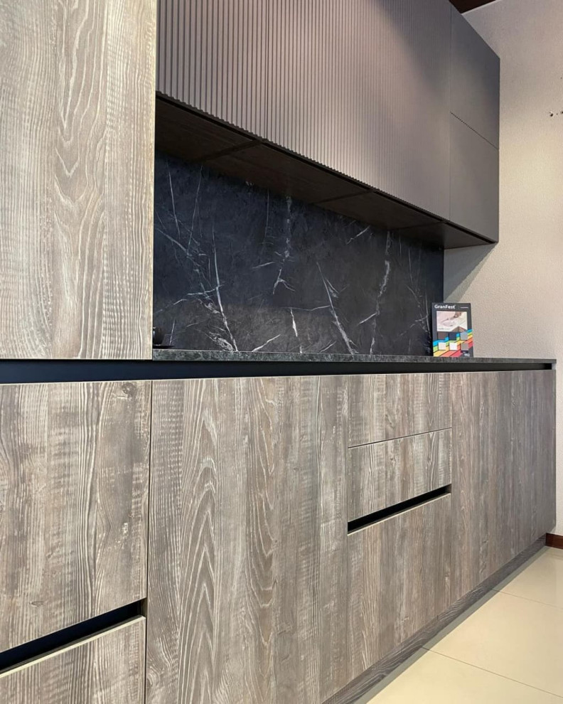 Серая прямая кухня с фасадами в полоску и древесными фасадами из мдф