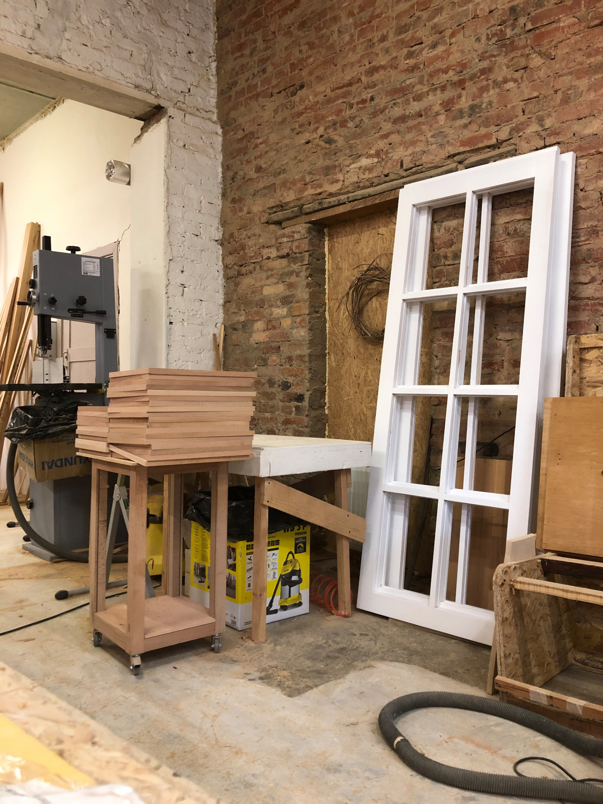 Раздвижная перегородка из массива дерева со стеклом