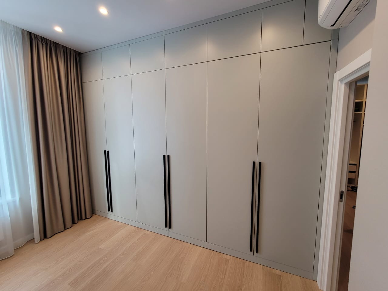 Встроенные распашные шкафы