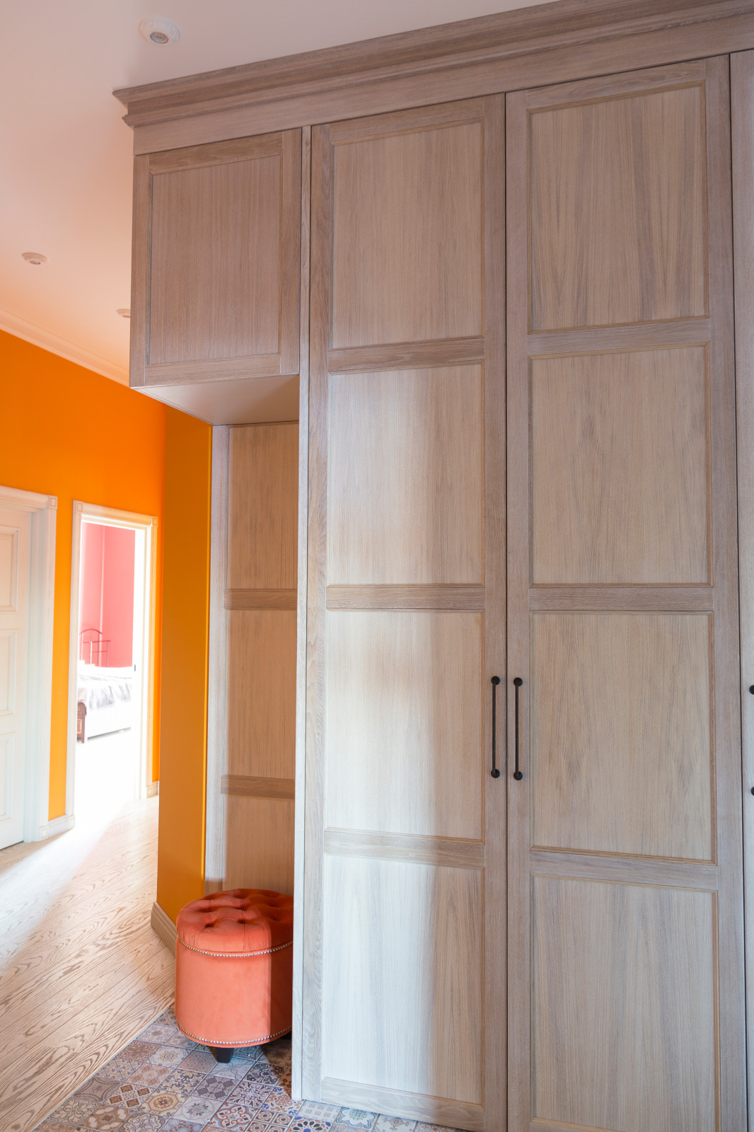 Встроенный шкаф в детскую из массива дуба