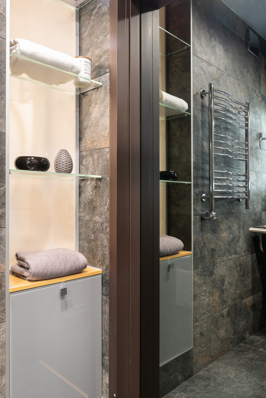 Разные полюса.