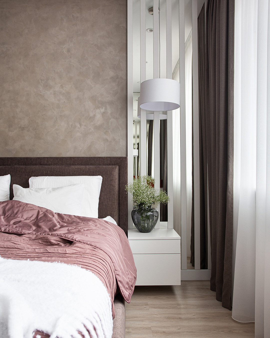 Дом в белых росах