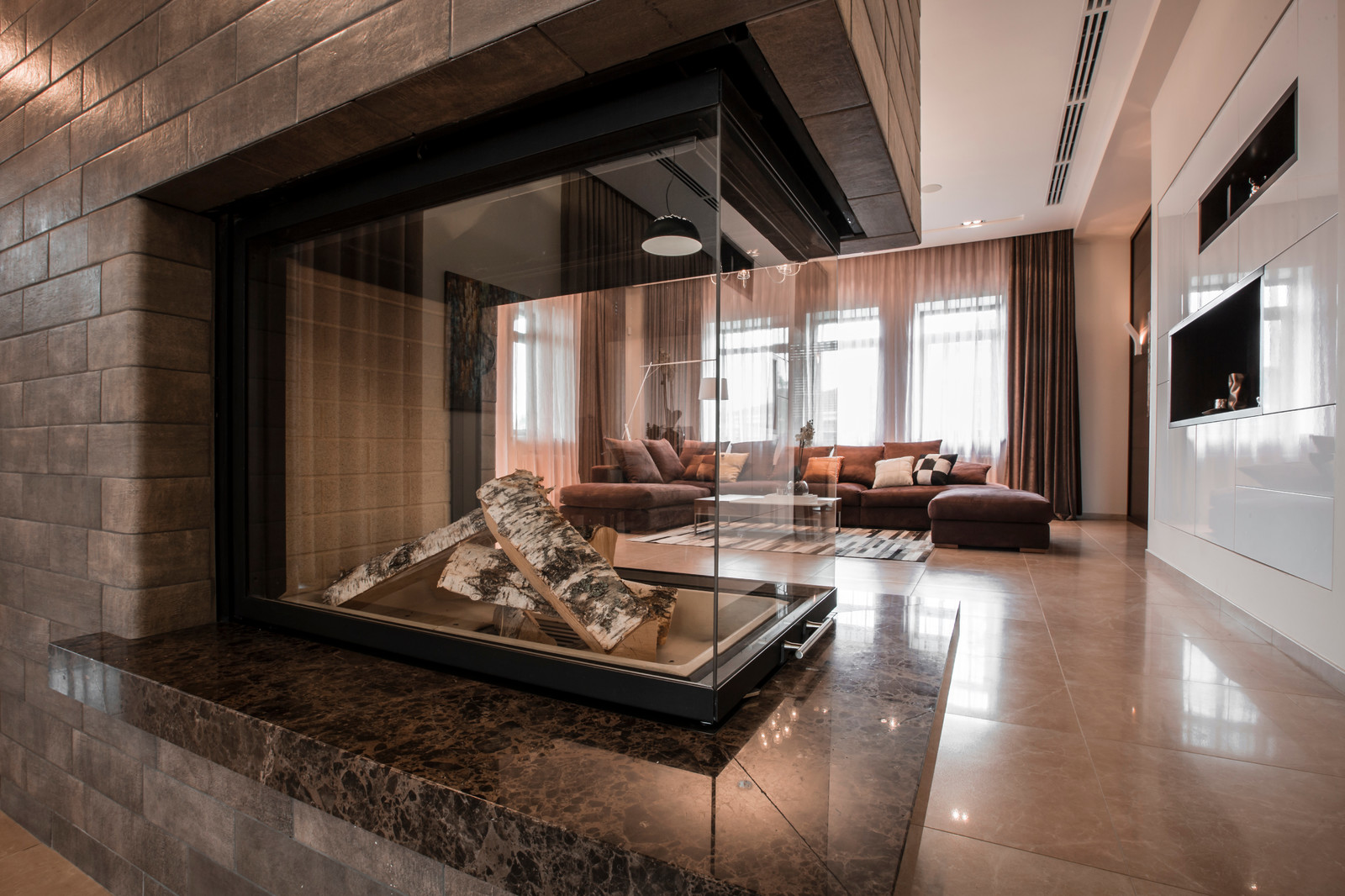 Дом с камином в бежевой гамме