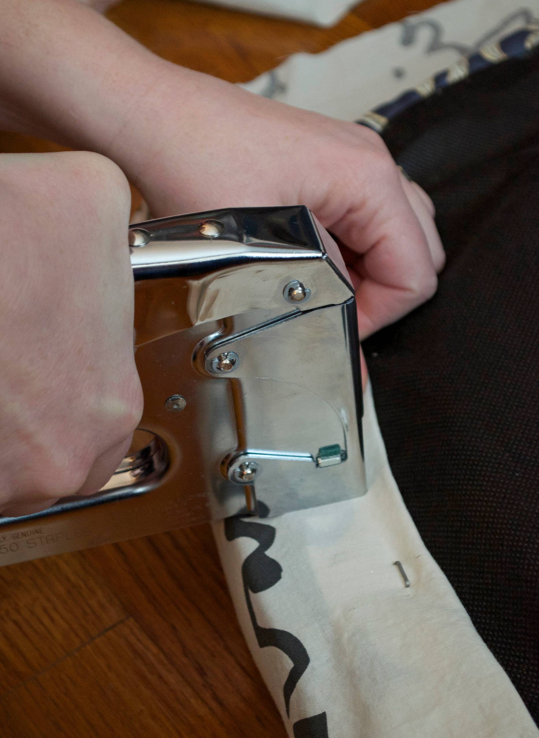 DIY: Переделка старых стульев с помощью краски, ткани и... чая!