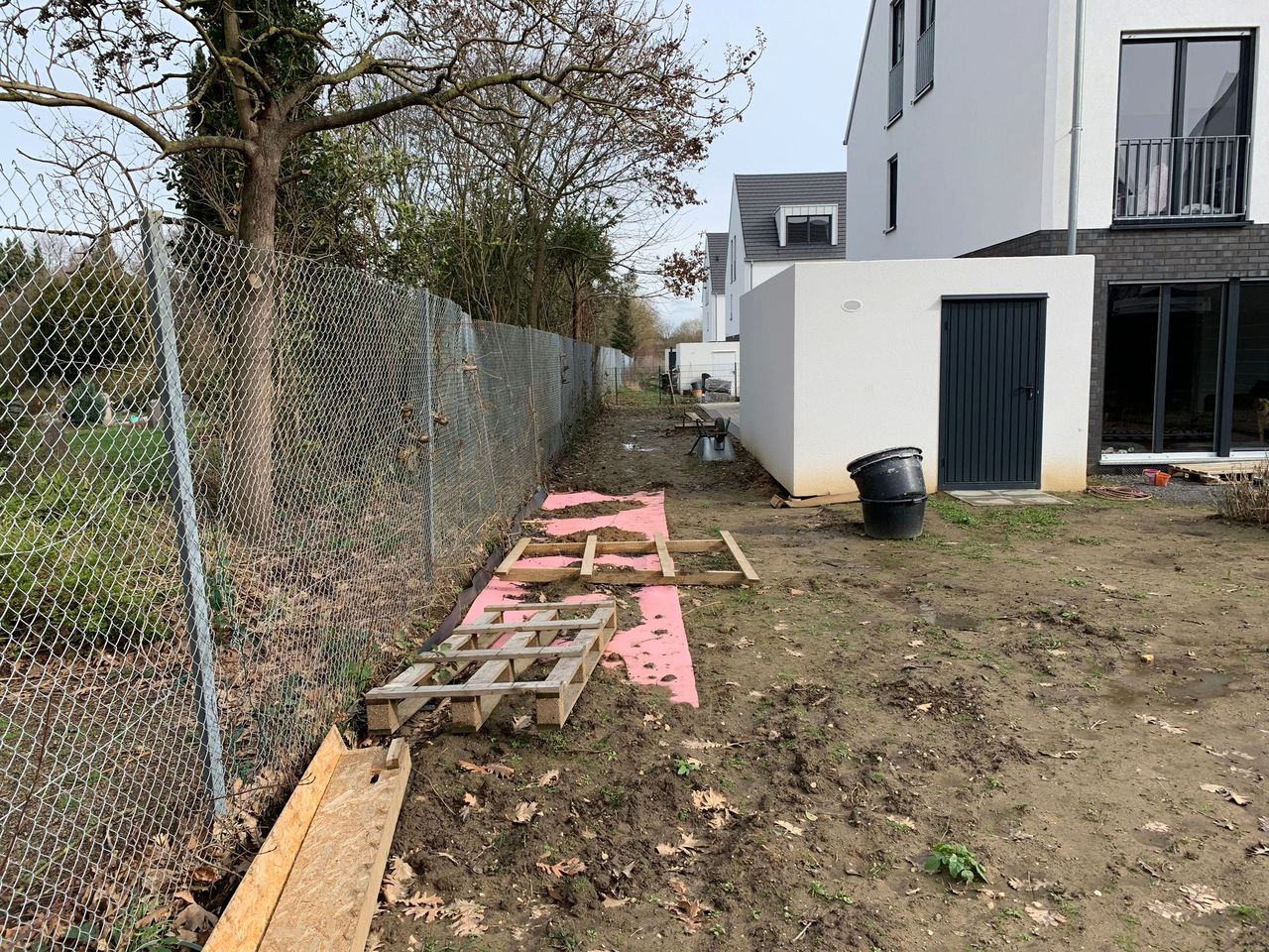 До и после: Бассейн в крошечном саду (1.7 сотки)