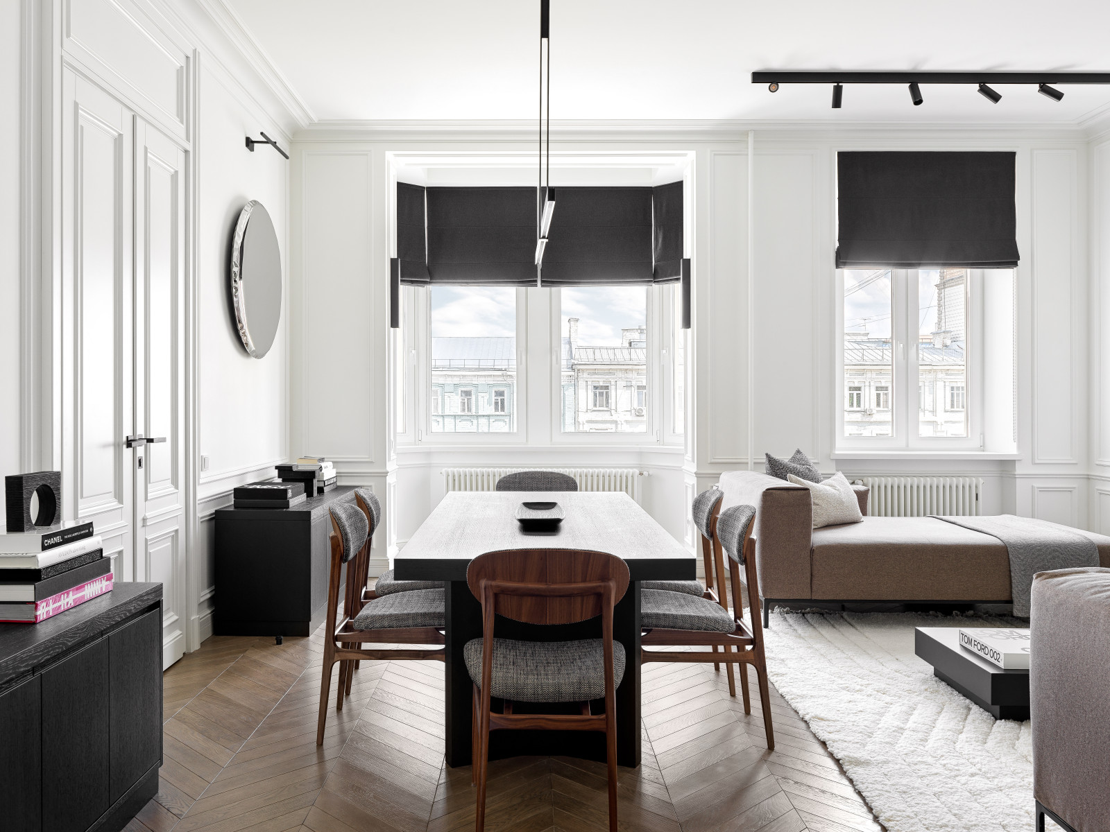 Скрытый телевизор над камином