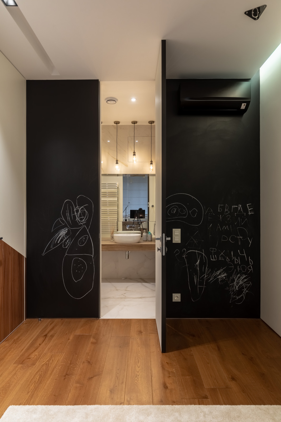 Черная меловая поверхность в детской со встроенной дверью