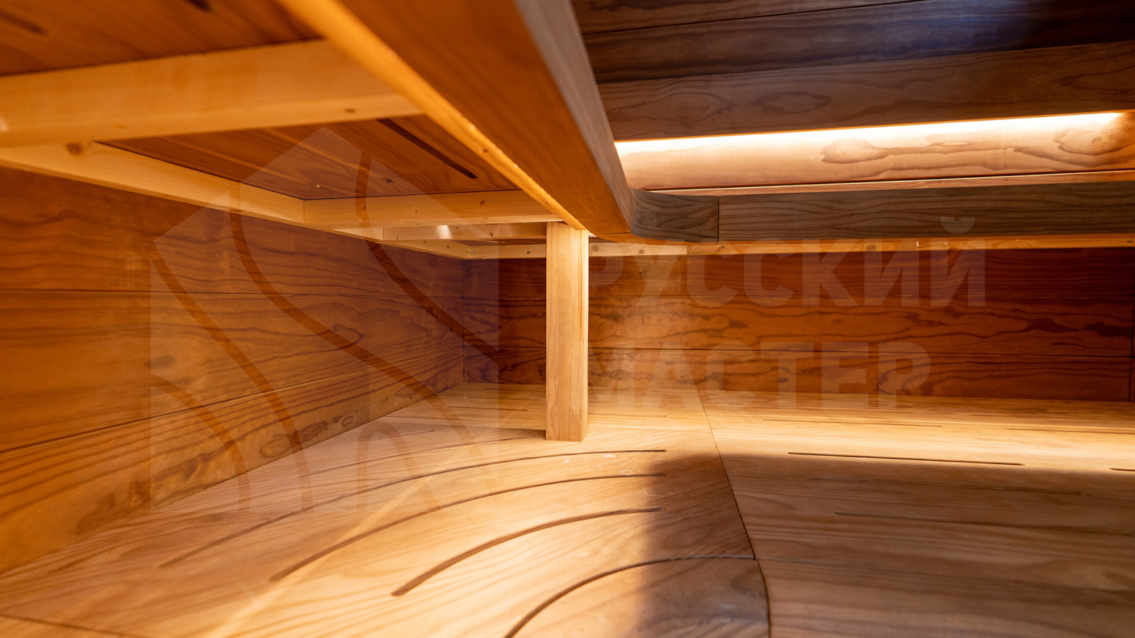 Сауна с изогнутыми полками из новозеландской сосны Pino Premio