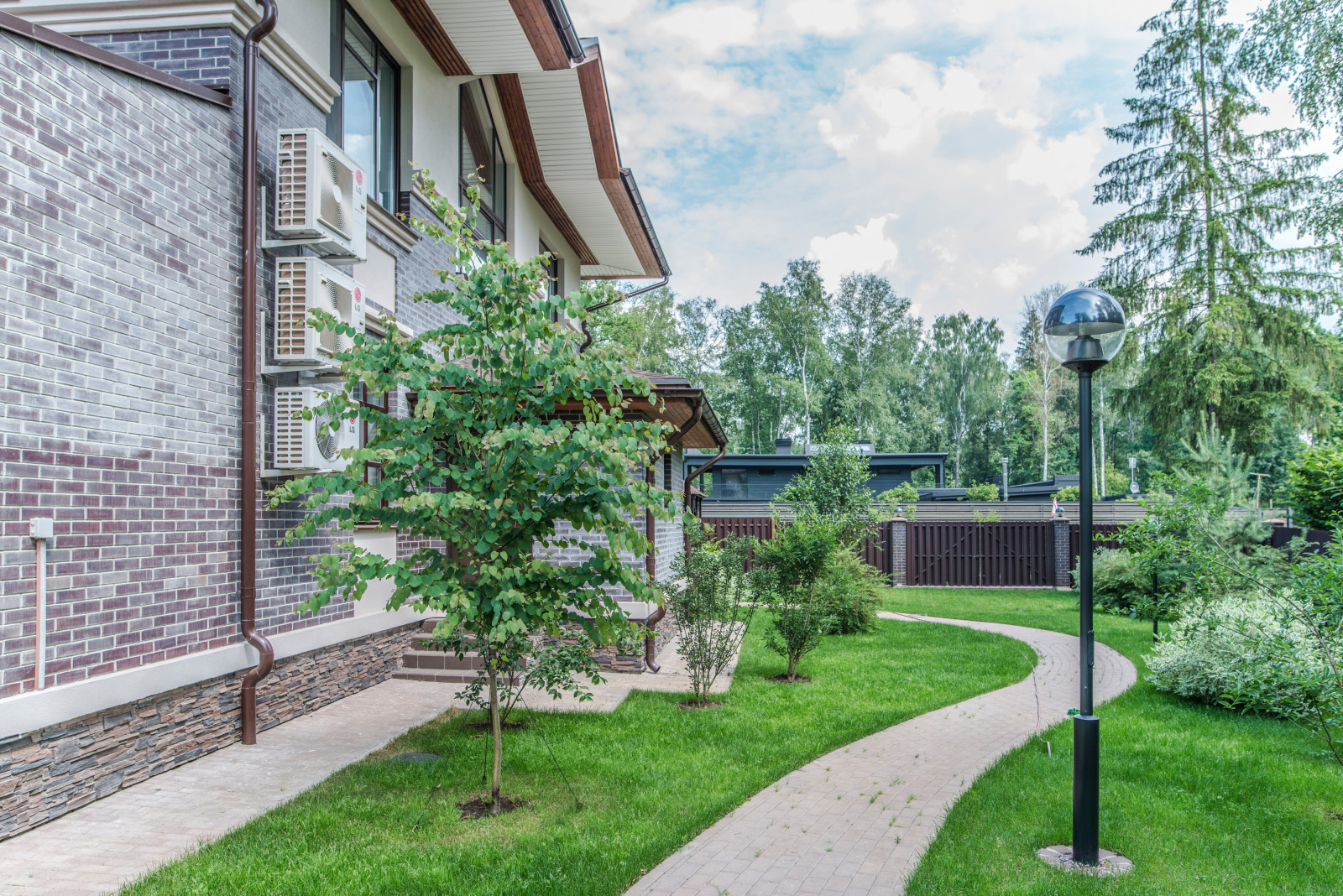 Участок, передний двор