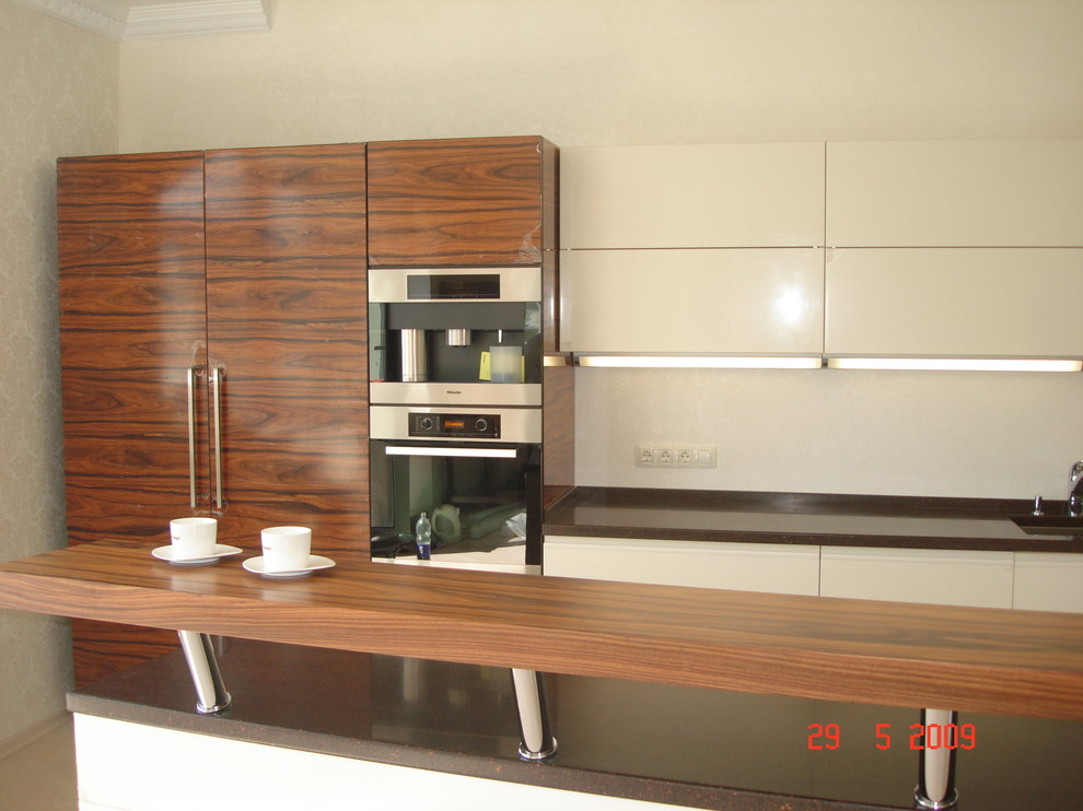 Современный стиль с элементами классики.