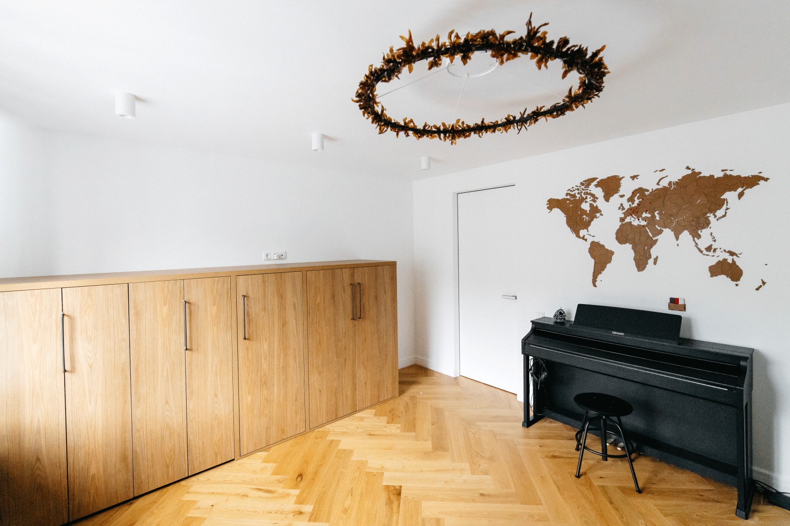 Скрытая дверь и система хранения из массива в кабинете