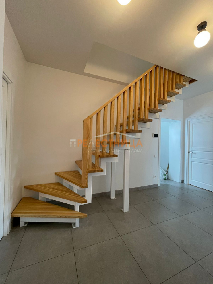 Лестница на двух косоурах Тандем - 32 с ступенями из лиственницы