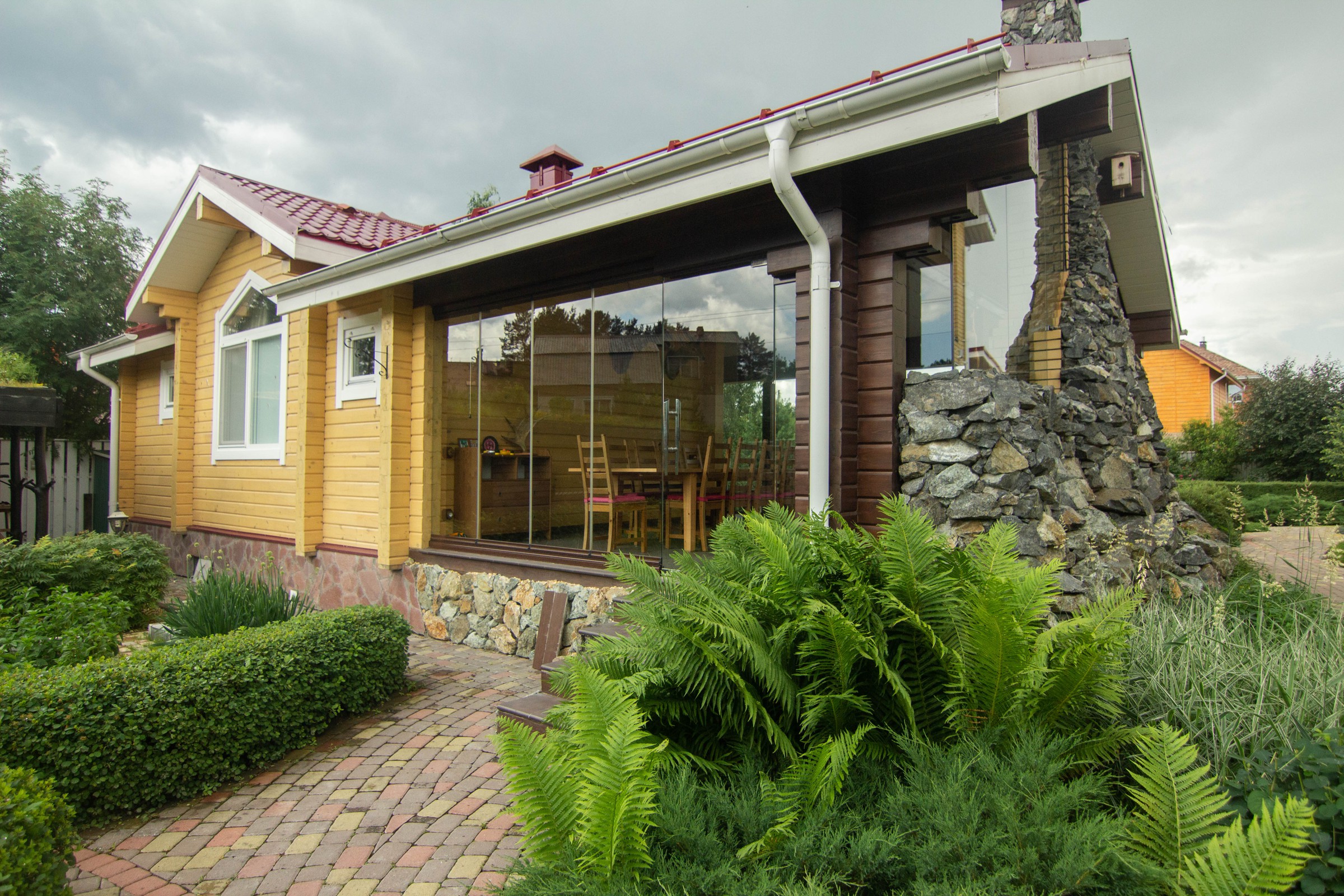 Сад с зеленой крышей