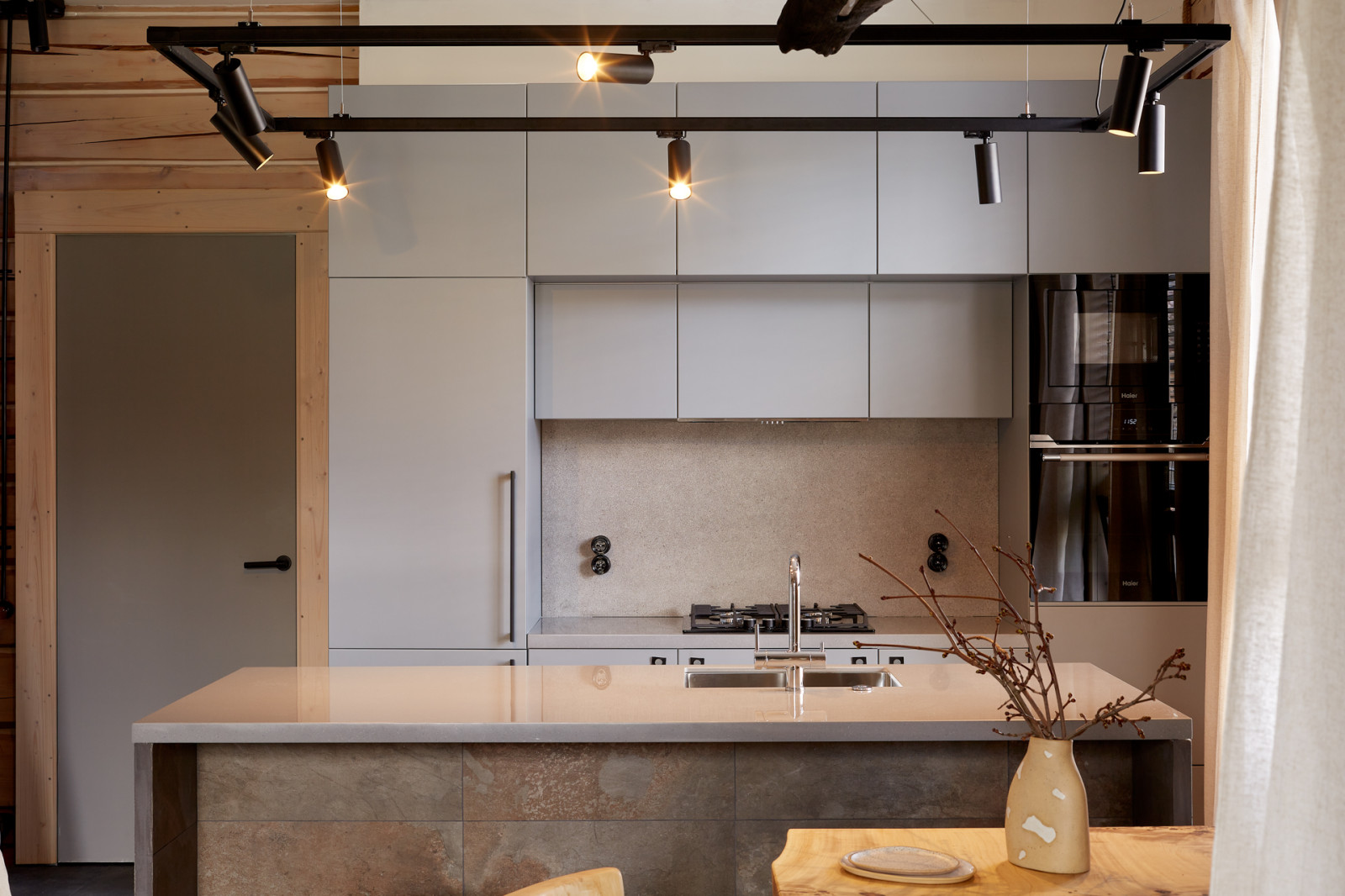 Кухня-гостиная с двухъярусной детской