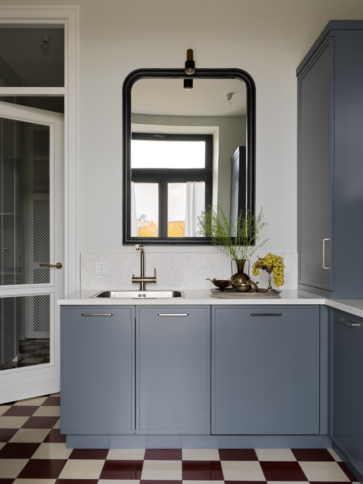 Houzz тур: Квартира со внутренним окном и винтажной мебелью