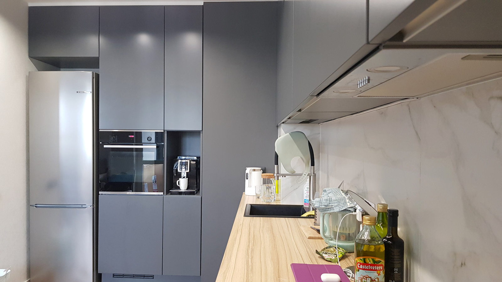 Обложка проекта: Серая кухня с деревянной столешницей