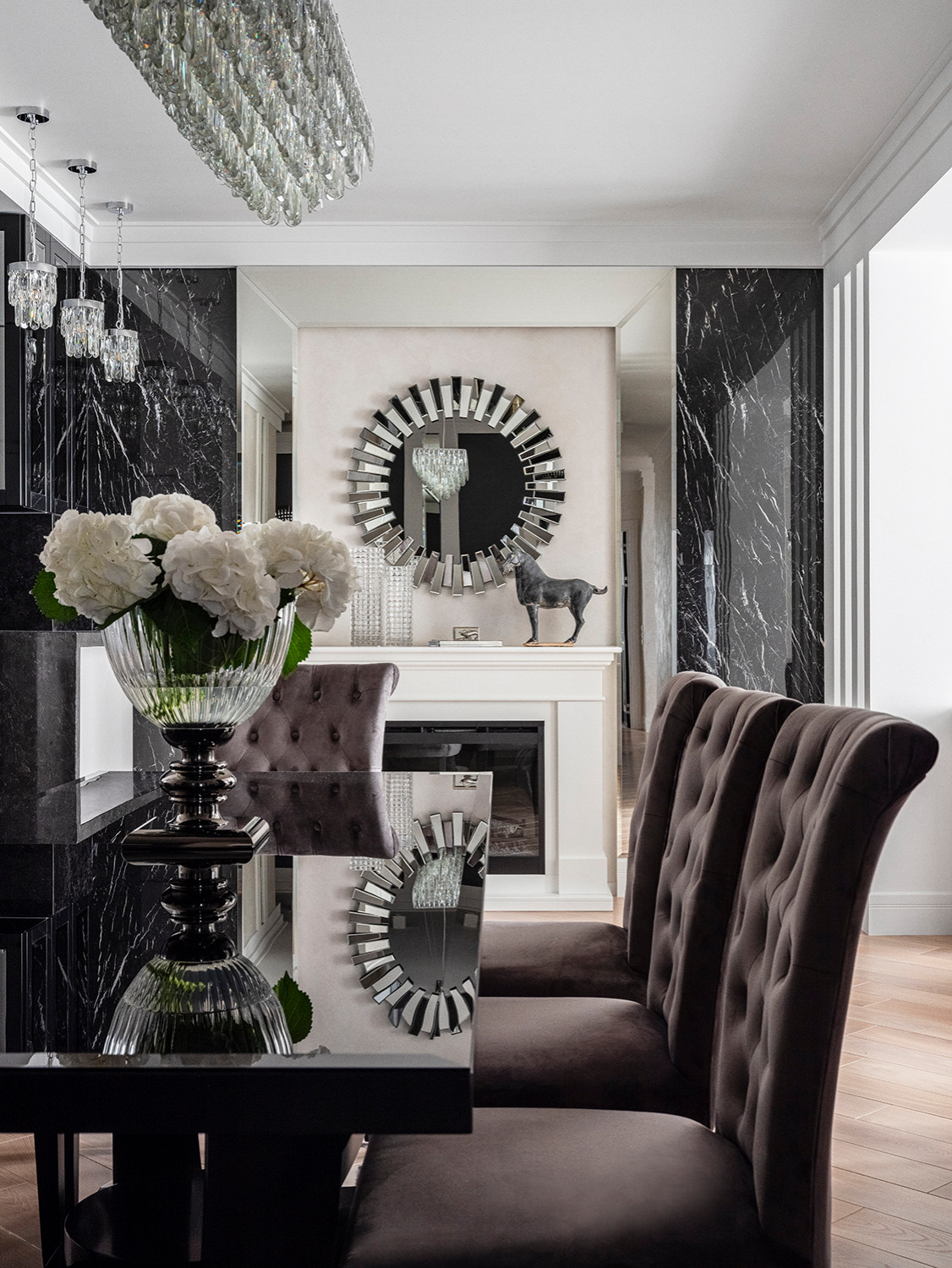 Обложка проекта: Квартира в ЖК Лобачевский для девушки с обилием зеркал и стеклянных поверхностей