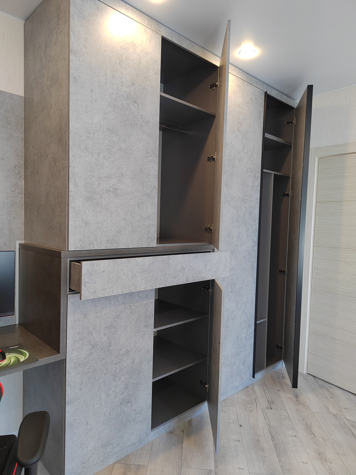 Шкаф распашной + рабочее место.