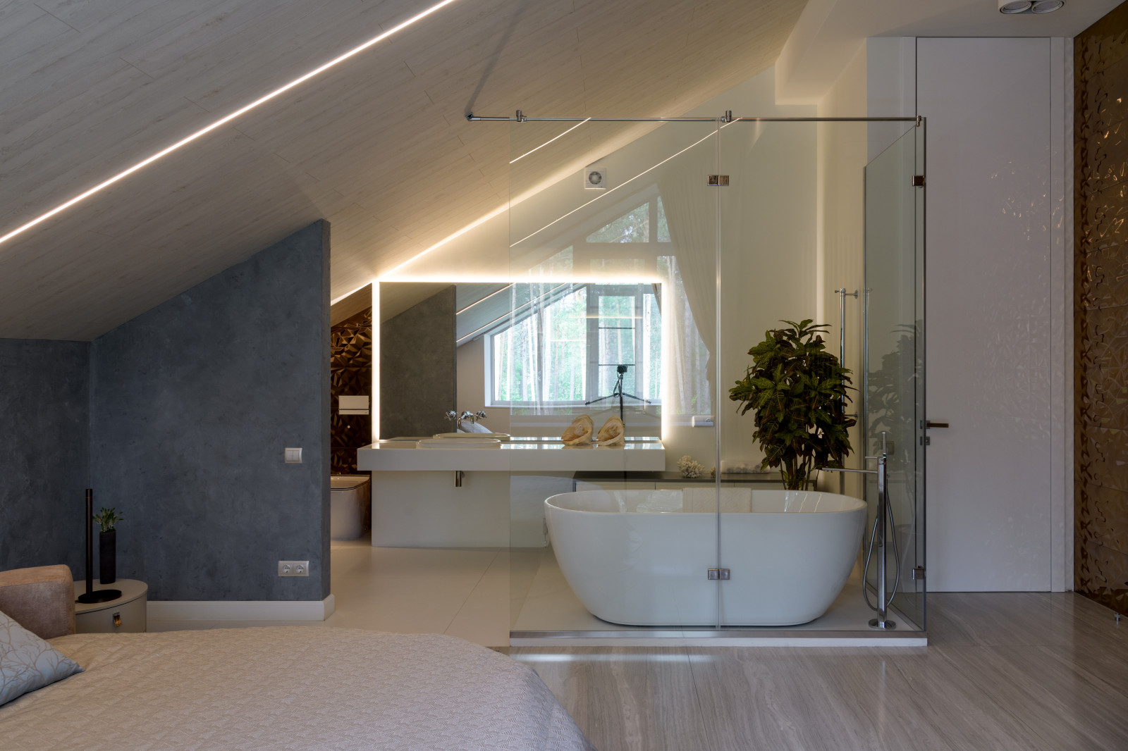 Яркая мансарда в загородном доме