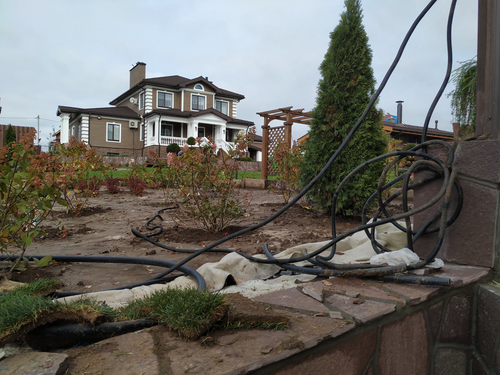 Дизайн участка с уклоном более 7 м.