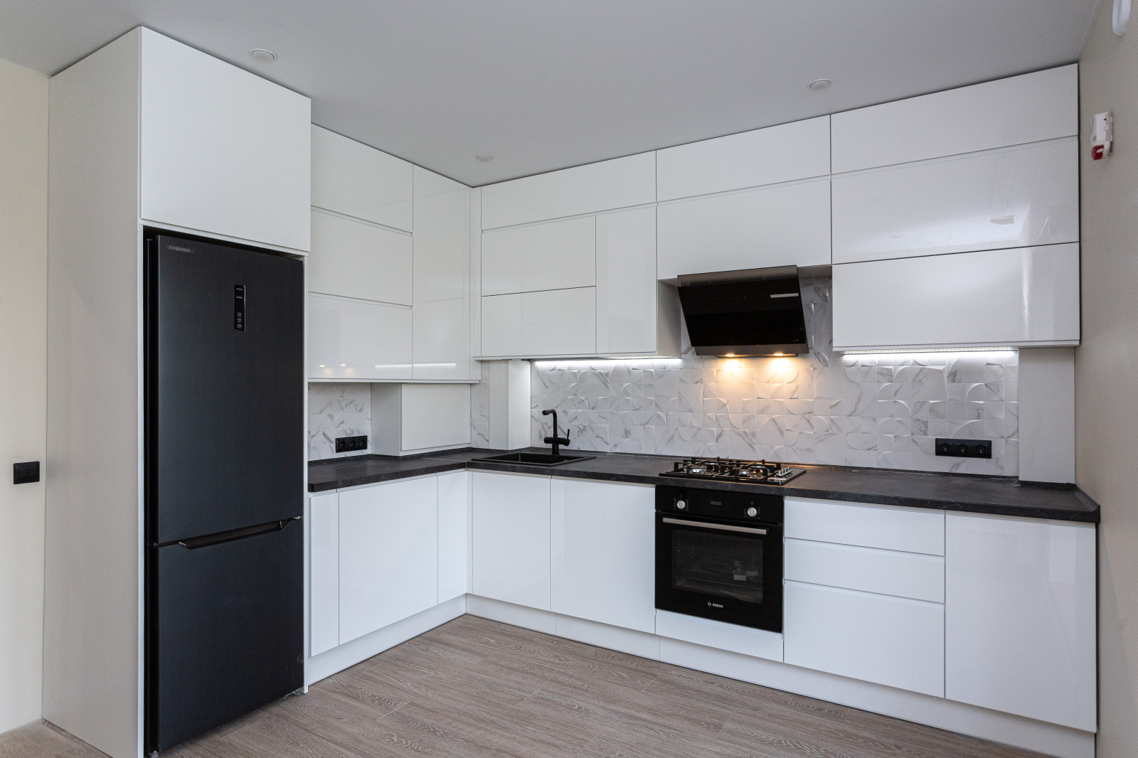 Черно-белая глянцевая кухня в современном стиле