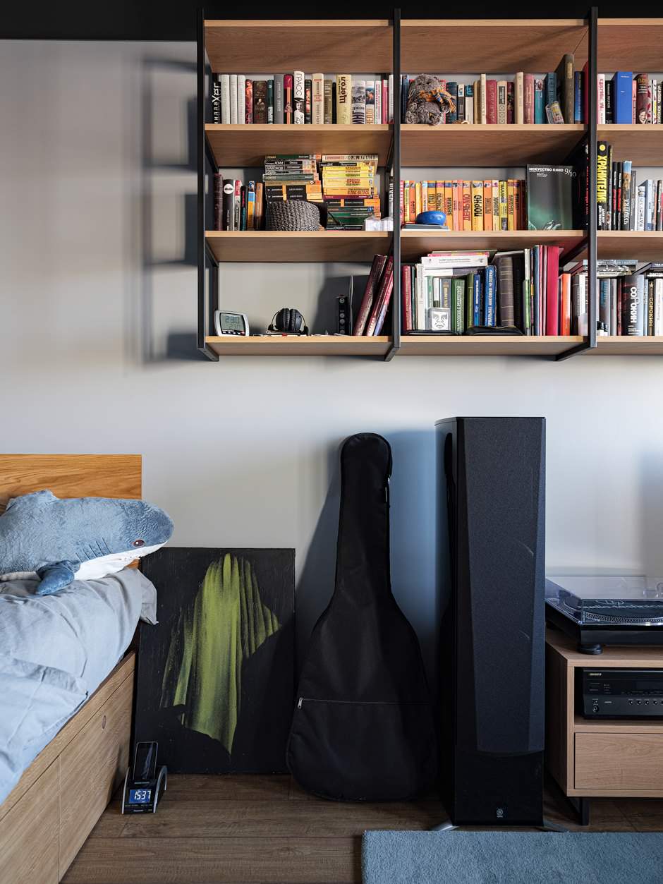 Квартира-студия с черным потолком в стиле лофт