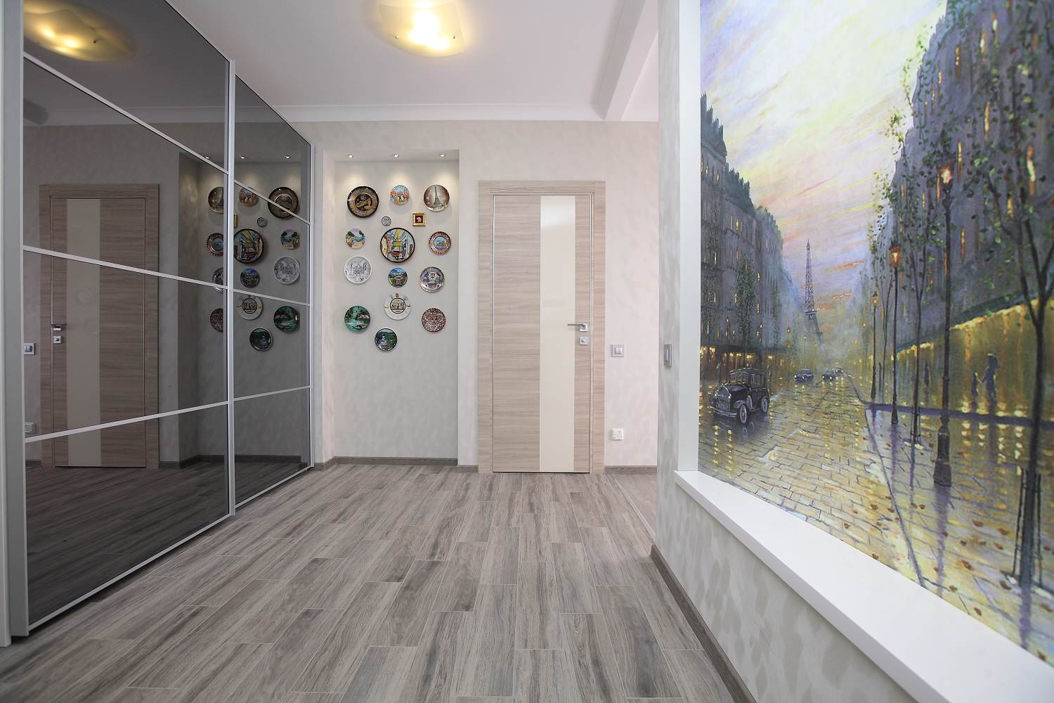 Прихожая с фреской и нишами под коллекционные тарелочки